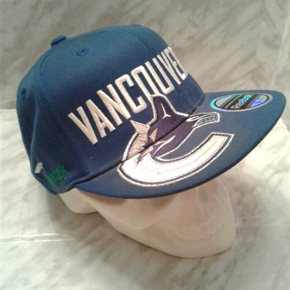 NEW Vancouver Canucks Reebok Fitted Flex Hat S/M - Picture 4 of 4